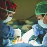 Detalle-de-una-operacion-de-cirugia-plastica-realizada-en-el-Instituto-Ezequiel-Cirugia-Plastica