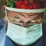 El-doctor-Ezequiel-Rodriguez-en-plena-operacion-de-cirugia-plastica