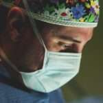 El-doctor-Roberto-Rodriguez-en-una-operacion-de-cirugia-plastica