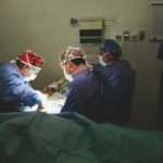 Equipo-humano-de-Ezequiel-Cirugia-Plastica-en-pleno-desarrollo-de-una-operacion